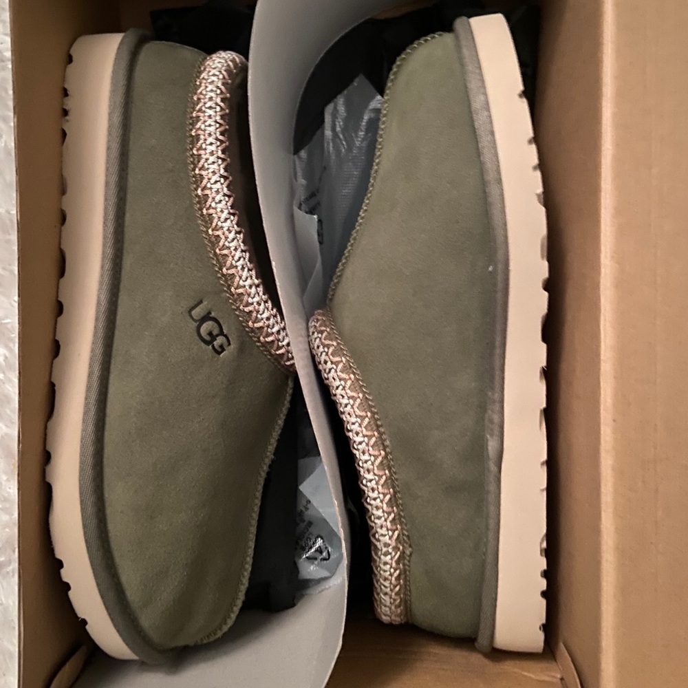 Brand New Men’s Ugg olive Slippers
